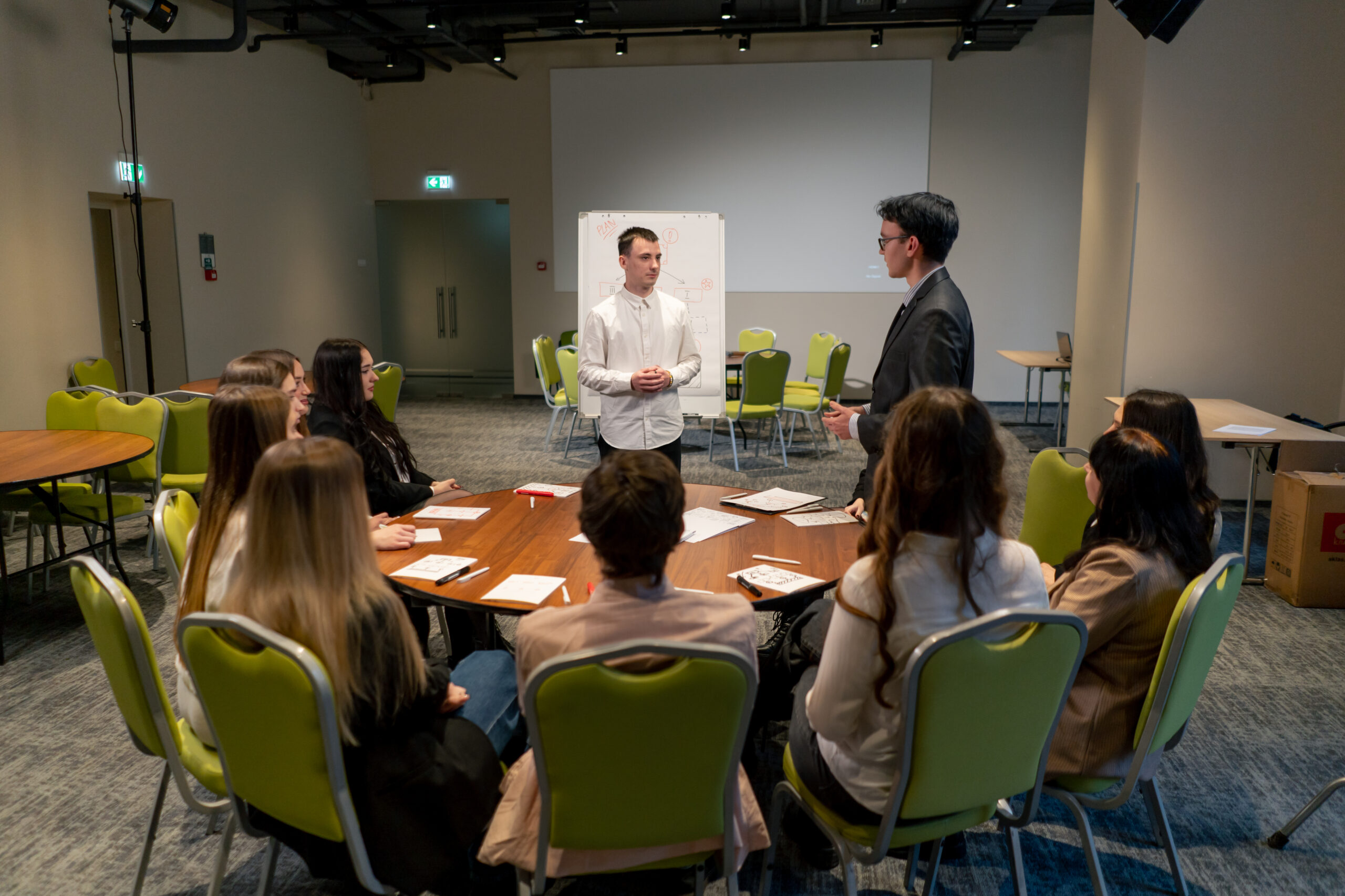 business meeting the audience asks a question or offers an idea to the speaker during brainstorming session